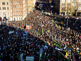 Tienduizenden mensen komen samen tijdens de Klimaatmars op de Dam.