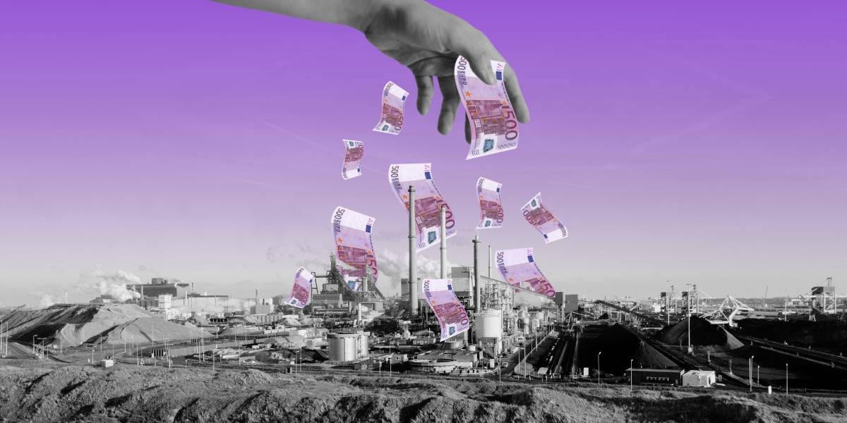 Een grote hand strooit geld over een fabriek van Tata Steel.