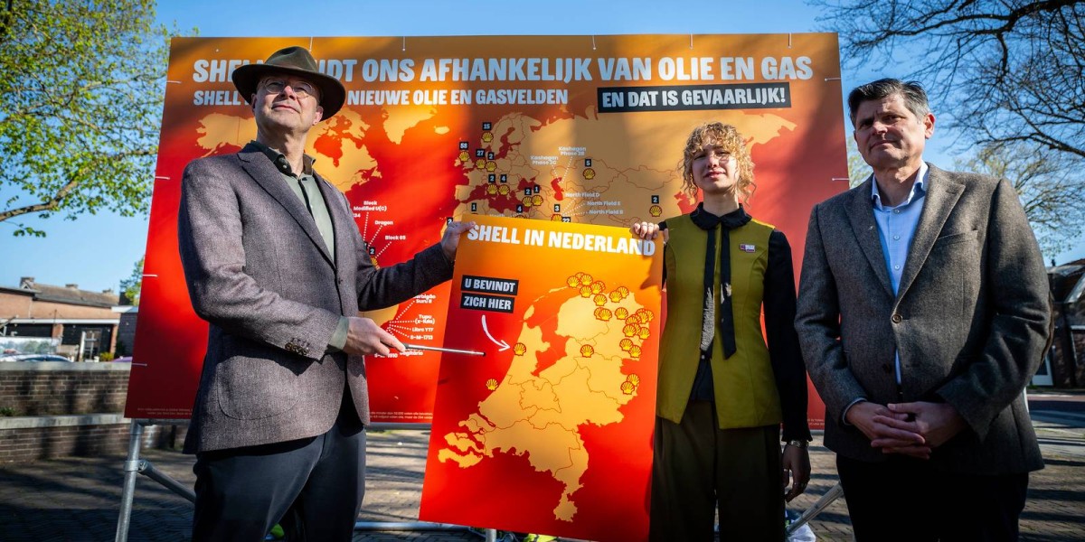 Donald Pols, Winnie Oussoren en Roger Cox voor een grote wereldkaart. Beeld: Frank van Beek.